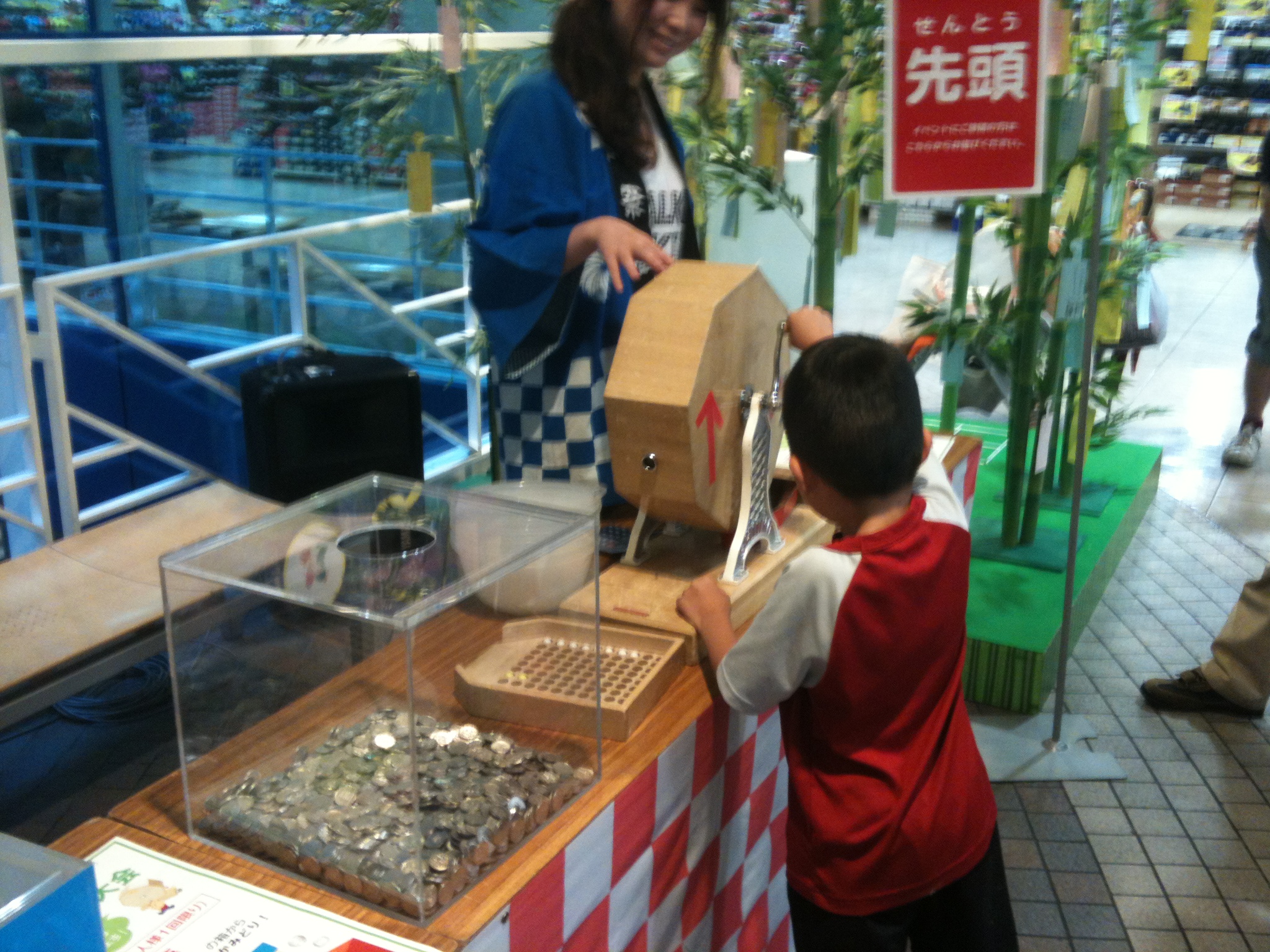 現金つかみどり大会の実施風景 その3