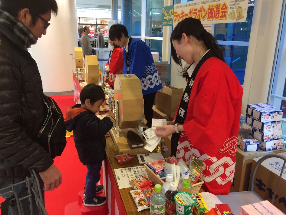 ガラポン抽選会の実施風景 その3