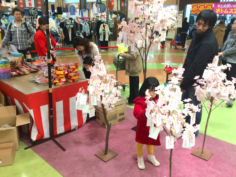 お花見抽選会の実施風景 その4