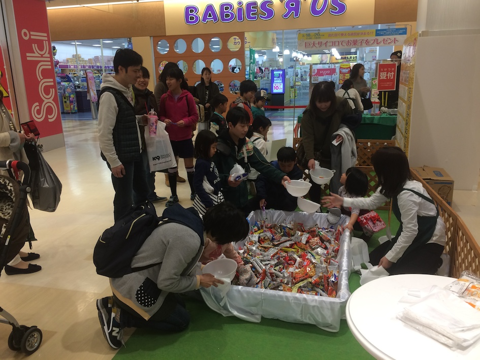 ジャンボサイコロでお菓子つかみの実施風景 その3