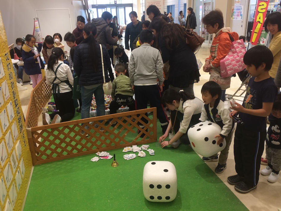 ジャンボサイコロでお菓子つかみの実施風景 その2