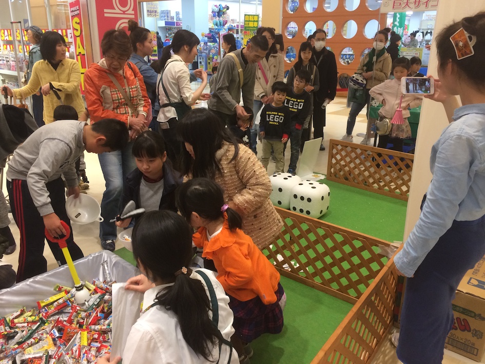 ジャンボサイコロでお菓子つかみの実施風景 その1