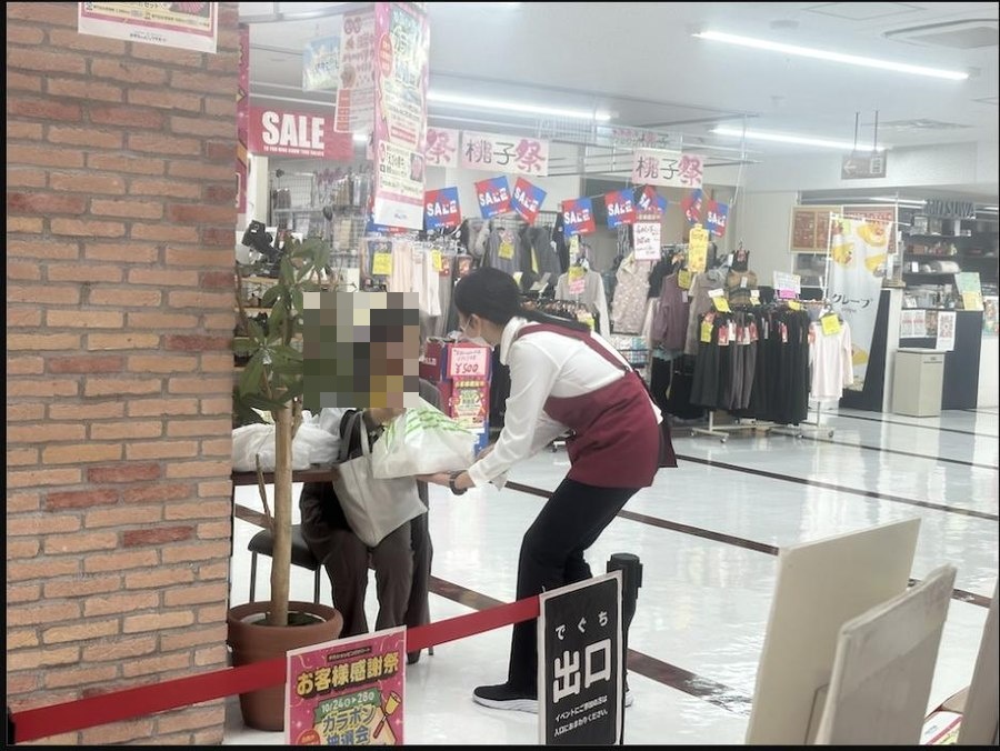 伊丹ショッピングデパートでの活動の様子