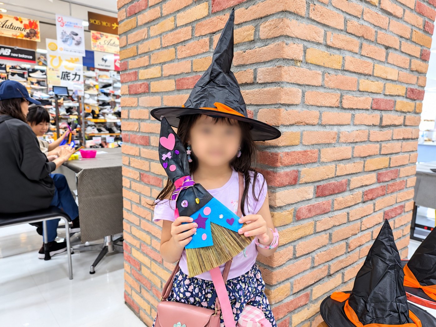 魔女のカラフルほうきワークショップの実施風景 その3
