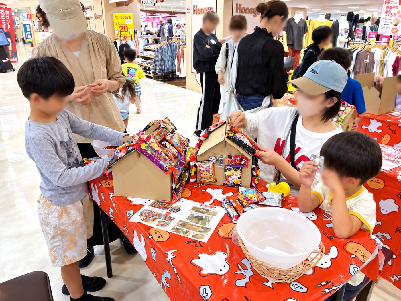 お菓子の家ワークショップの実施風景 その1