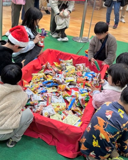サンタブーツお菓子詰め放題の実施風景 その1