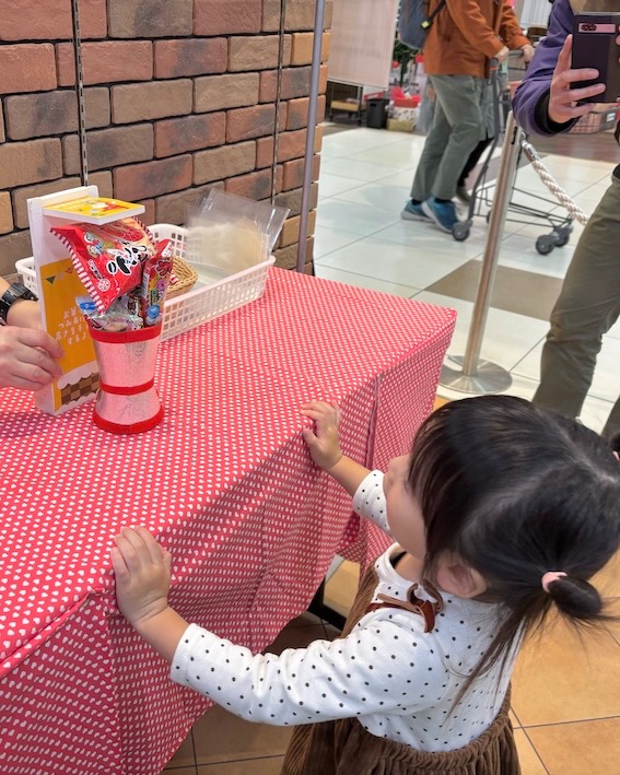 サンタブーツお菓子詰め放題の実施風景 その2