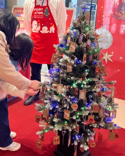 クリスマスツリー抽選会の実施風景 その1